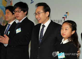李대통령, 미래의 과학자 격려