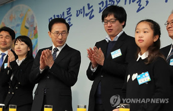 李대통령, 미래의 과학자 격려