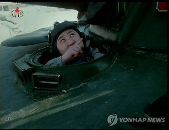 탱크 탄 김정은