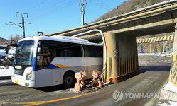 키큰 관광버스도..하이원호텔 진입로 가도교 높게