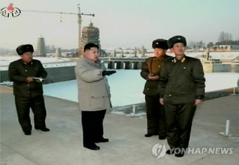 北김정은 첫 경제시찰…평양 건설현장 찾아(종합)