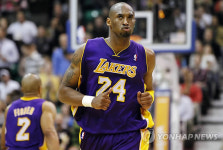 -NBA- 코비 이틀연속 40득점 포효