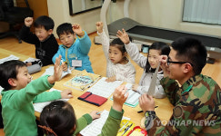 최전방 군인 선생님께 영어 배우니 더 재미있어요