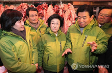 한명숙 신임 당대표, 마장동 축산시장 방문
