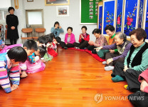 어린이들 노인회관 어르신에 세배