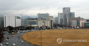 창원광장에 나란히 들어서는 롯데 매장들