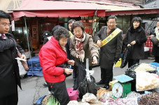 전통시장 찾은 강남구청장