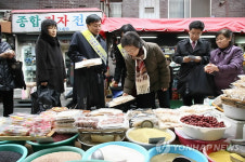 전통시장 찾은 강남구청장