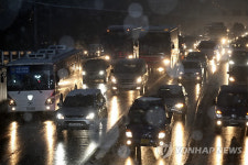 갑작스런 눈에 밀리는 올림픽대로