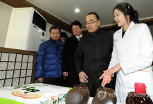박재완 장관, 결식아동 도시락 급식 업체 방문