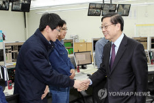 근로자와 악수하는 김황식 국무총리