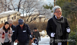 서울성곽 둘레길 걷는 시민들