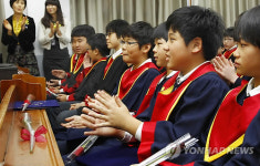 박수치는 초등학교 졸업생들