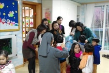 <게시판> 결혼이민자들, 다문화 어린이집 방문
