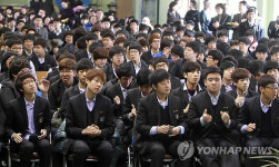 박수치는 졸업생들