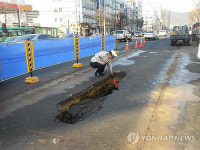 인천 계산역 앞 도로 또 침하..운전자 1명 부상
