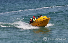 벌써 봄?..강릉 경포에서 보트 즐기는 관광객들