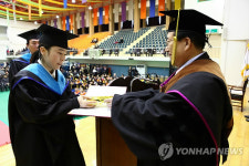 여자복싱 김주희 석사모 썼다