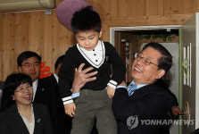 총리 할아버지가 안아줄게!
