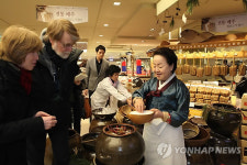 롯데백화점에서 장 담그는 모습 구경하는 외국인들