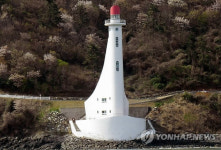 목포항 입구에 배 모형 형제 등대 선다