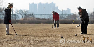 포근한 날씨... 우드볼 즐기는 어르신들