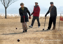 포근한 날씨... 우드볼 즐기는 어르신들