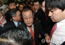 파업 중인 직원들을 뒤로한 채