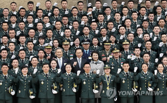李대통령, 임관장교들과 파이팅
