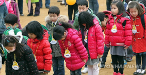 인사하는 초등학교 신입생들