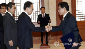 李대통령, 조윤명 특임차관 임명장 수여