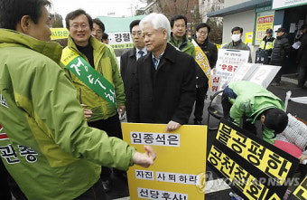 이강철, 임종석 사무총장 공천후보 사퇴 1인 시위