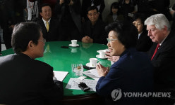 인사말하는 한명숙 대표