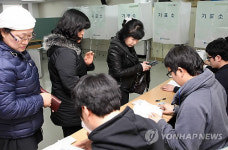 현장투표 나선 민주 강동갑 경선 선거인단