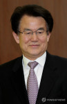 회견장으로 들어서는 강철규 위원장
