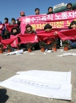찢겨진 위탁사업계약서