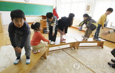 교실에 책걸상ㆍTV 없어요‥발도르프교육 첫도입