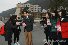 홍천여고 교장선생님, 교복차림 화이트데이 선물