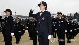 경례하는 경찰대학 졸업생