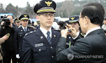 李대통령, 경찰대학 졸업생에게 계급장 수여