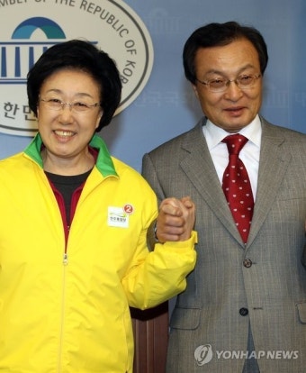 손잡은 한명숙 대표와 이해찬 상임고문