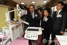 이동식 치과진료차 둘러보는 김금래 장관