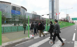 <핵안보> 코엑스 앞 도로 중앙분리대에 펜스 설치