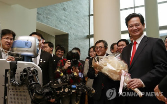 꽃다발 받고 즐거워하는 응웬 떤 중 베트남 총리