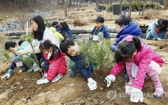 고사리 손으로 나무 심어요