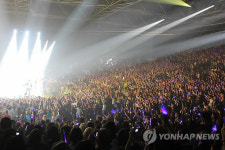 슈퍼주니어 파리 첫 단독콘서트 성황