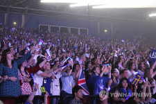 슈퍼주니어 파리 첫 단독콘서트 성황