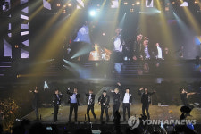 슈퍼주니어 파리 첫 단독콘서트 성황