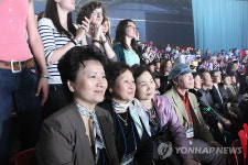 슈퍼주니어 파리 첫 단독콘서트 성황