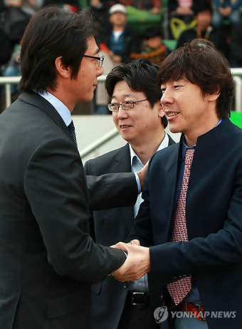 인사 나누는 황선홍과 신태용